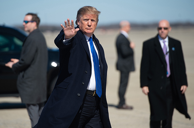 
Tổng thống Mỹ Donald Trump lên chuyên cơ Không Lực Một tại căn cứ không quân Andrews ở Maryland, chuẩn bị khởi hành tới Hà Nội, Việt Nam ngày 25/2/2019. Ảnh: AFP/TTXVN