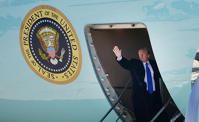 
Tổng thống Mỹ Donald Trump (giữa) tại căn cứ không quân Andrews ở Maryland, chuẩn bị khởi hành tới Hà Nội, Việt Nam ngày 25/2/2019. Ảnh: AFP/TTXVN
