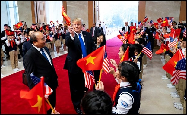 Tổng thống Trump mượn lá cờ Việt Nam của một em thiếu nhi. Ảnh: Twitter