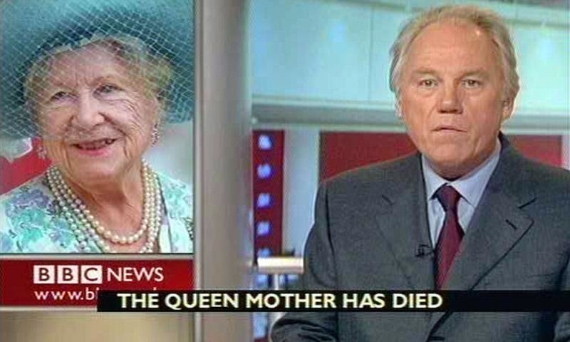 
Cựu biên tập viên của đài BBC bị chỉ trích vì đeo cà vạt sặc sỡ khi công bố tin Hoàng thái hậu Elizabeth qua đời.