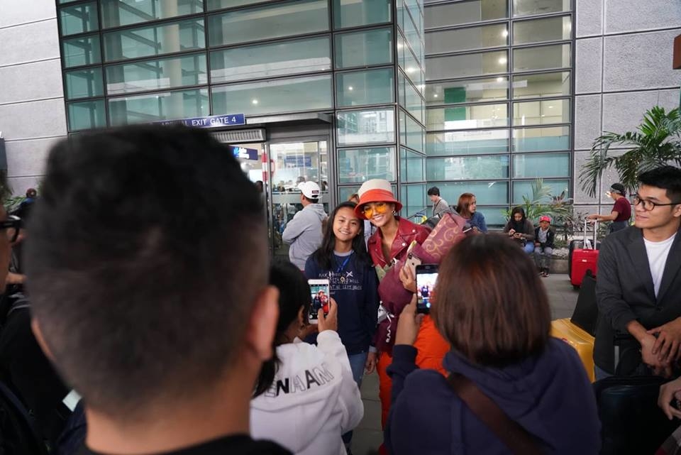 
Mọi người đều tranh thủ chụp ảnh kỉ niệm với H'Hen Niê ngay tại sân bay, trước khi cô bước vào lịch trình dày đặc cho chuyến công tác. - Tin sao Viet - Tin tuc sao Viet - Scandal sao Viet - Tin tuc cua Sao - Tin cua Sao