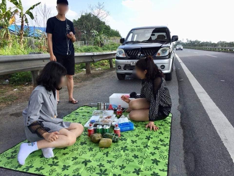 Gia đình livestream mở tiệc trên cao tốc Nội Bài - Lào Cai đăng tải 