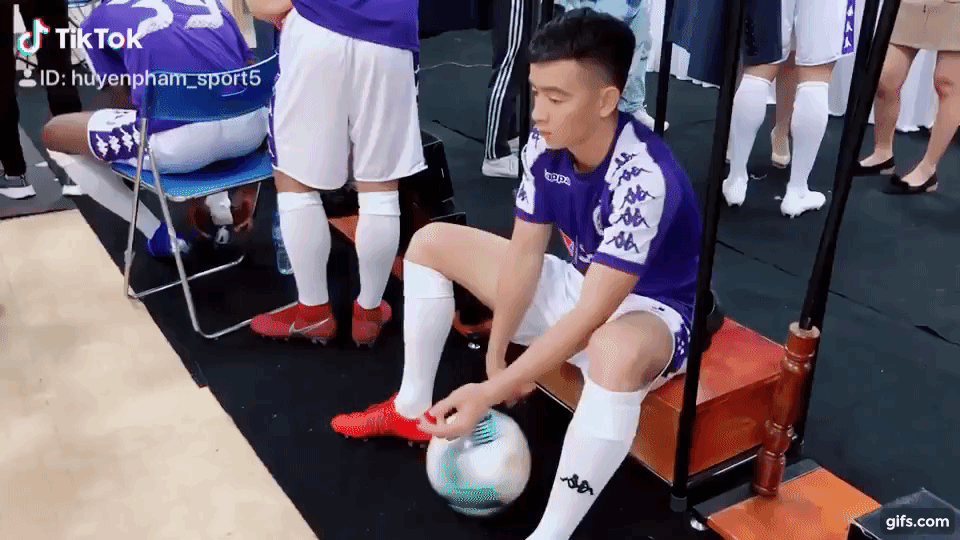 
Mạch Ngọc Hà được chú ý trong buổi chụp áo đấu của CLB Hà Nội.