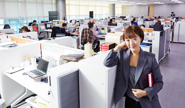 
Kang Kyung Yoon là nữ phóng viên nổi tiếng, chuyên bóc trần các bí mật showbiz tại Hàn Quốc. 