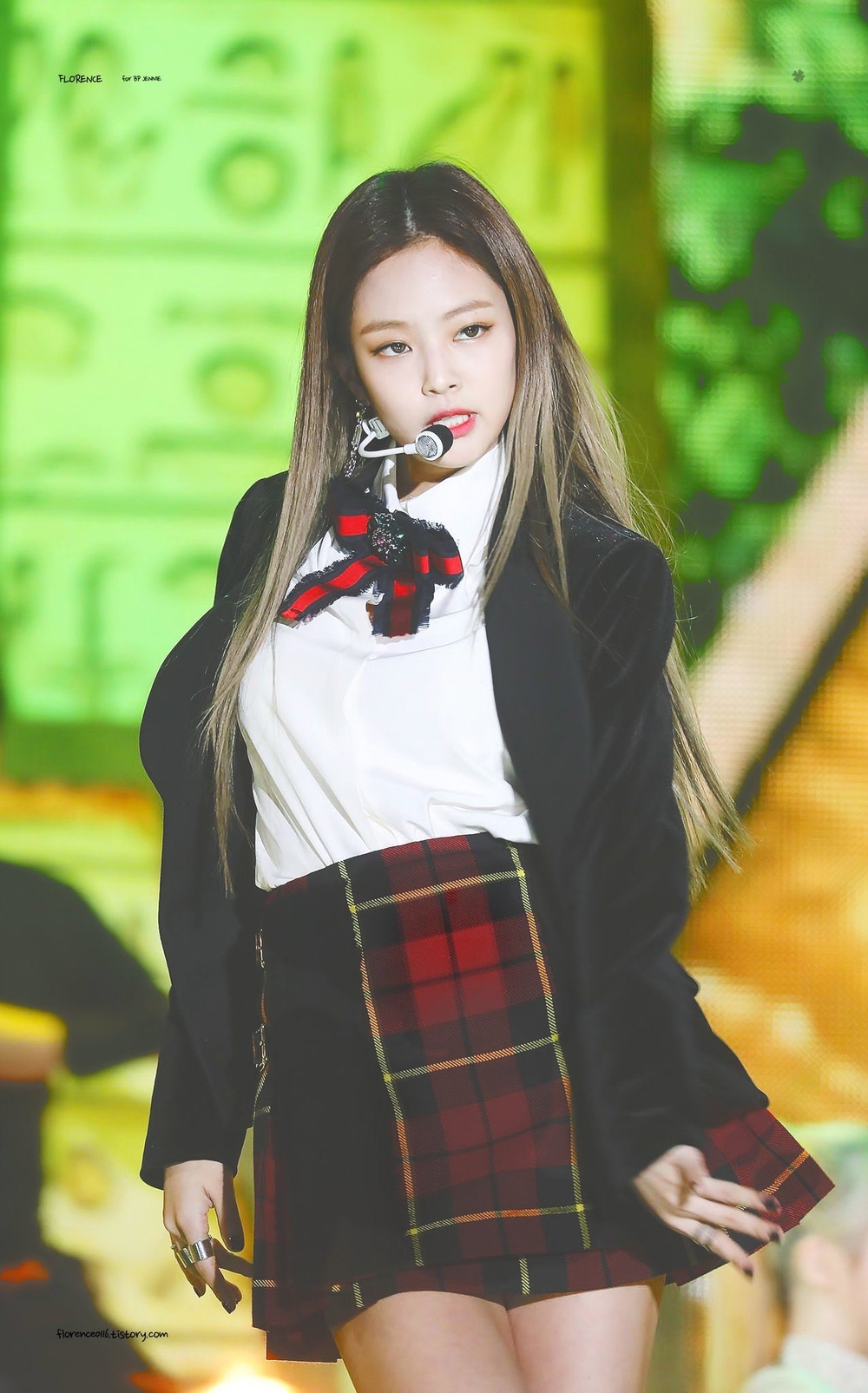  Yeri and Jennie once had a clash when they both chose Gucci's bow tie. While Yeri mixed a shirt with a pink and red skirt, Jennie mixed with a luxurious black velvet jacket and tartan skirt. That's why Jennie's style looks classy many times.