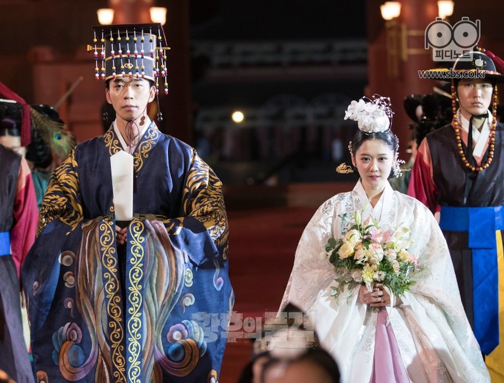 
Lee Hyuk cưới Sunny làm Hoàng hậu vì che đậy scandal lái xe gây tai nạn.
