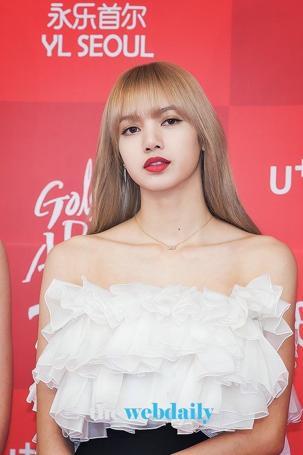 Vừa tung bộ ảnh sinh nhật Lisa BLACKPINK đã khiến 3 triệu người ngất  ngây vì vẻ đẹp nữ tính Nhìn là muốn yêu luôn  Ản  Nữ thần Khuôn mặt