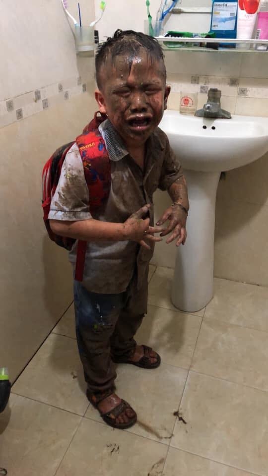 Bùn Äất lấm lem từ trên xuá»ng dưá»i.