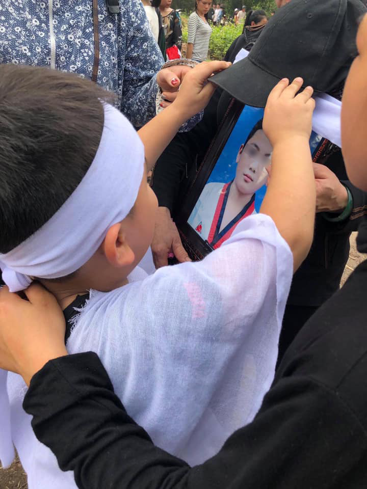 
Bức ảnh em trai đội nón cho di ảnh của anh trai lấy nước mắt người xem.
