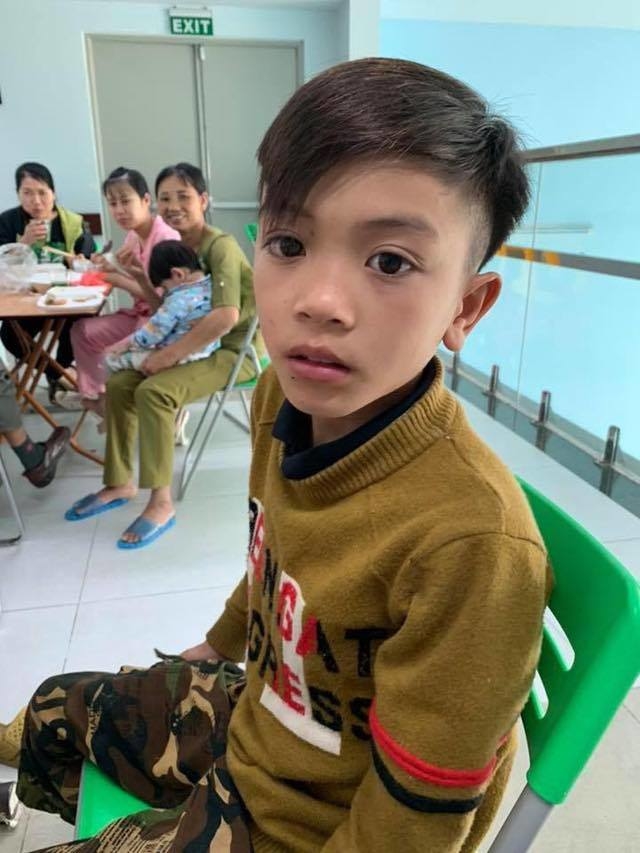 Nghe tin em ốm nặng, bé trai 13 tuổi đi xe đạp không phanh, vượt hơn 100km xuống Hà Nội đến ngất xỉu