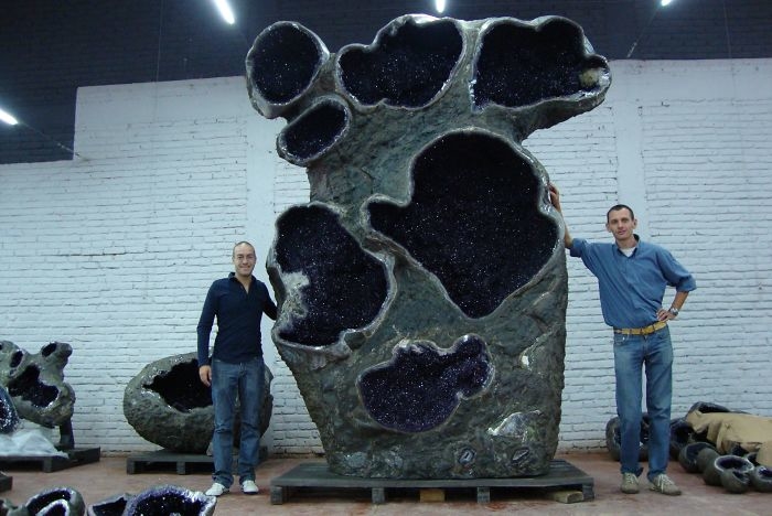 
Phiến đá thạch anh tím khổng lồ nổi tiếng có chiều cao hơn 3m.