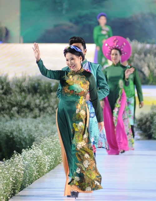 
NSƯT Kim Xuân là người mở màn cho buổi trình diến áo dài với nụ cười tươi tắn rạng rỡ.