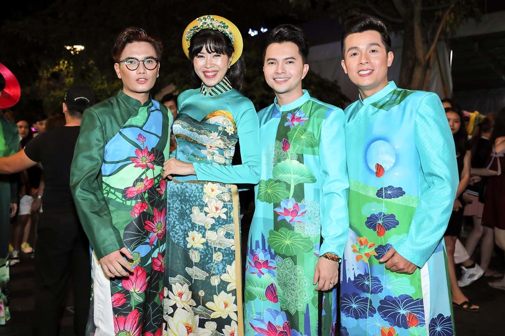 
Với trang phục áo dài, họa tiết chủ yếu mà NTK chọn chính là những đầm hoa sen, biểu tượng đặc trung của Việt Nam.