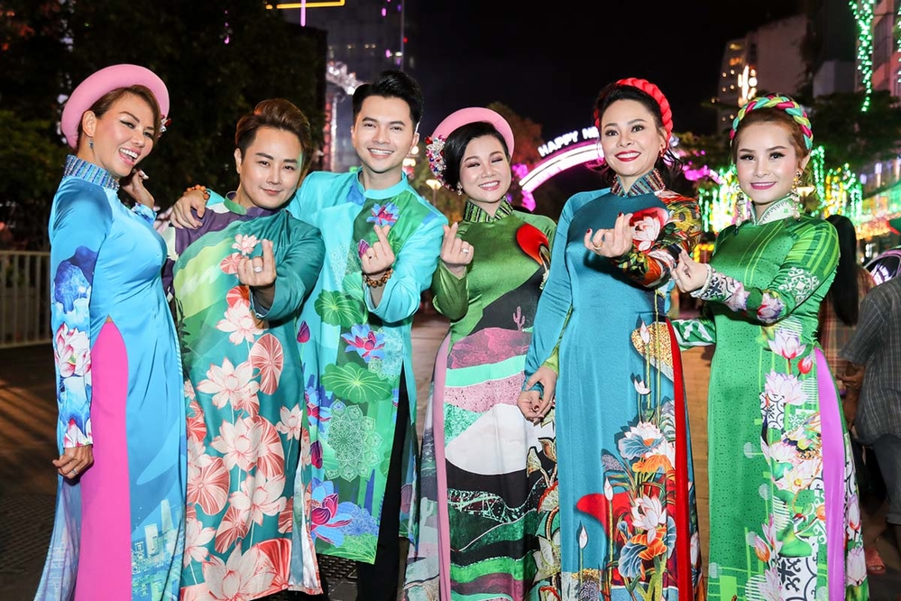 
Hội mỹ nam mỹ nữ đình đám của showbiz Việt cùng nhau khoe sắc trong tà áo dài sắc xanh tươi mát.