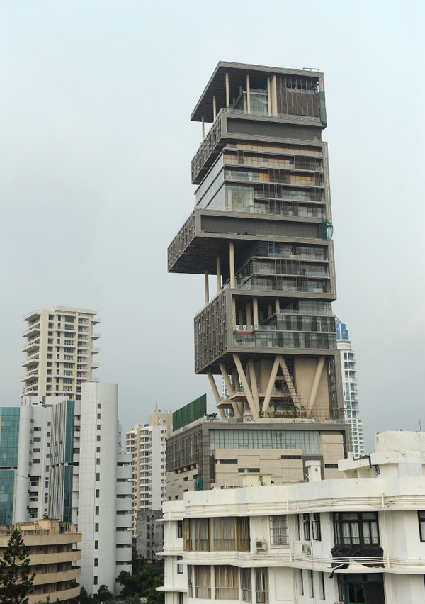 
Được xây dựng với tổng thể 27 tầng, chưa tính đến các tầng có gác đôi, tòa nhà này được mệnh danh là "biểu tượng của thành phố Mumbai"