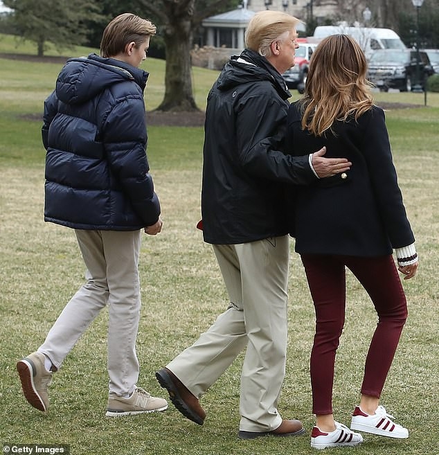 
Ông Trump tình cảm đặt tay lên lưng vợ.