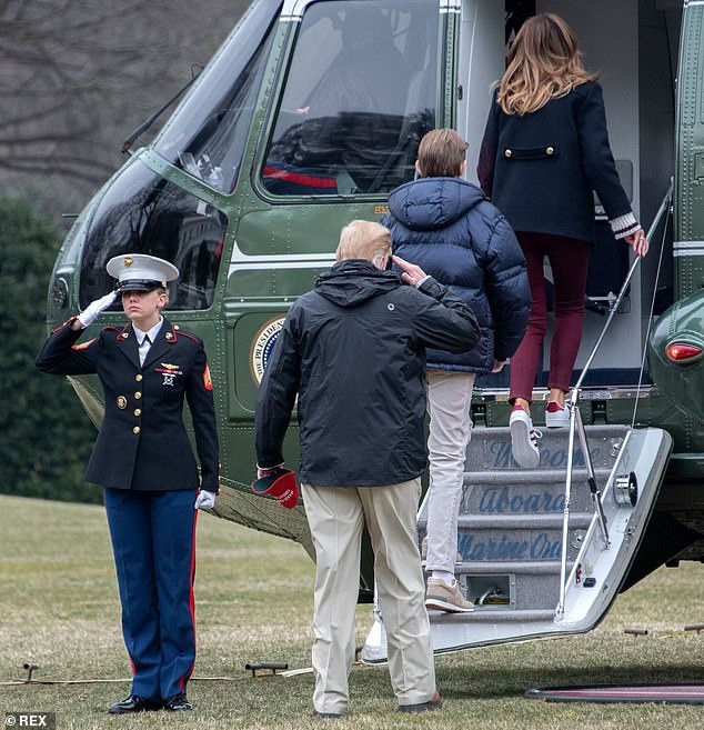 
Cả nhà Tổng thống Mỹ đi lên trực thăng Marine One.