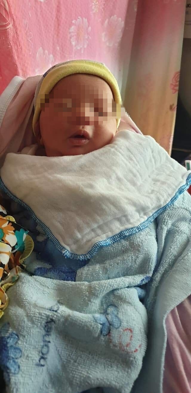 
Bé gái sơ sinh bị mẹ bỏ lại trước cổng nhà của một gia đình ở Quảng Yên, Quảng Ninh
