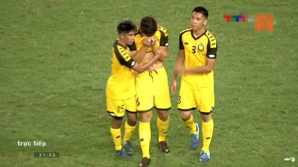 Phạm lỗi với Quang Hải và nhận thẻ đỏ, cầu thủ Brunei khóc tức tưởi rời sân