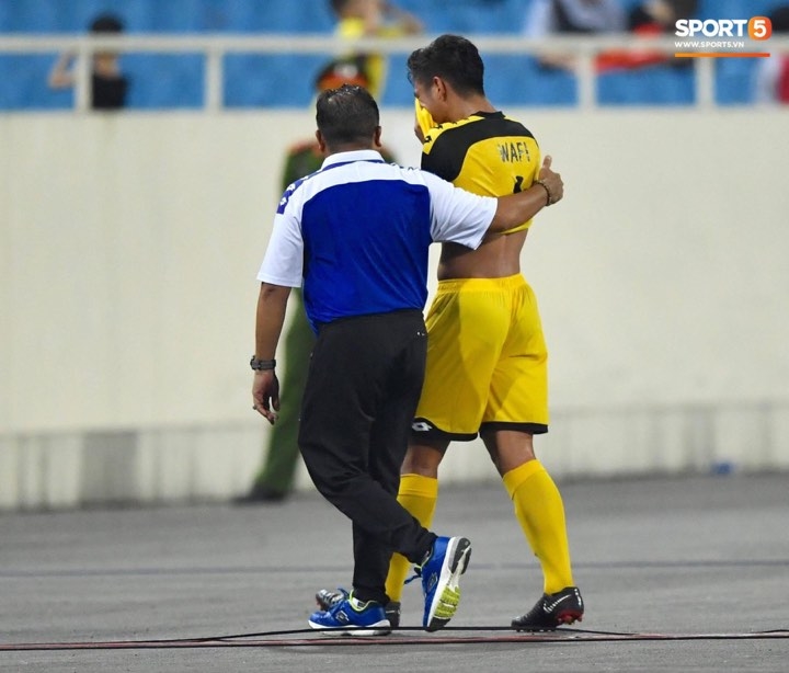 Phạm lỗi với Quang Hải và nhận thẻ đỏ, cầu thủ Brunei khóc tức tưởi rời sân