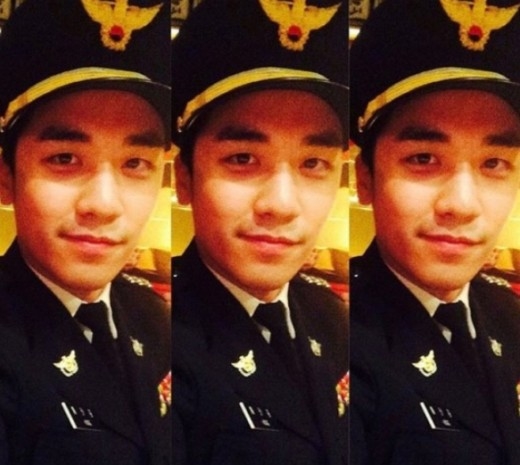 
Hình ảnh Seungri mặc quân phục được anh đăng tải trên Instagram.