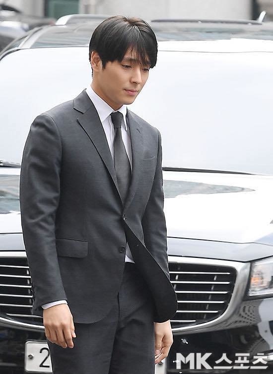 Choi Jong Hoon xuất hiện tại sở cảnh sát, cúi đầu xin lỗi cả nước vì tham gia vào nhóm chat 18+
