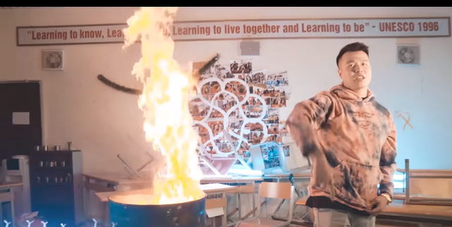 
Hình ảnh đốt sách trong MV của Richchoi.