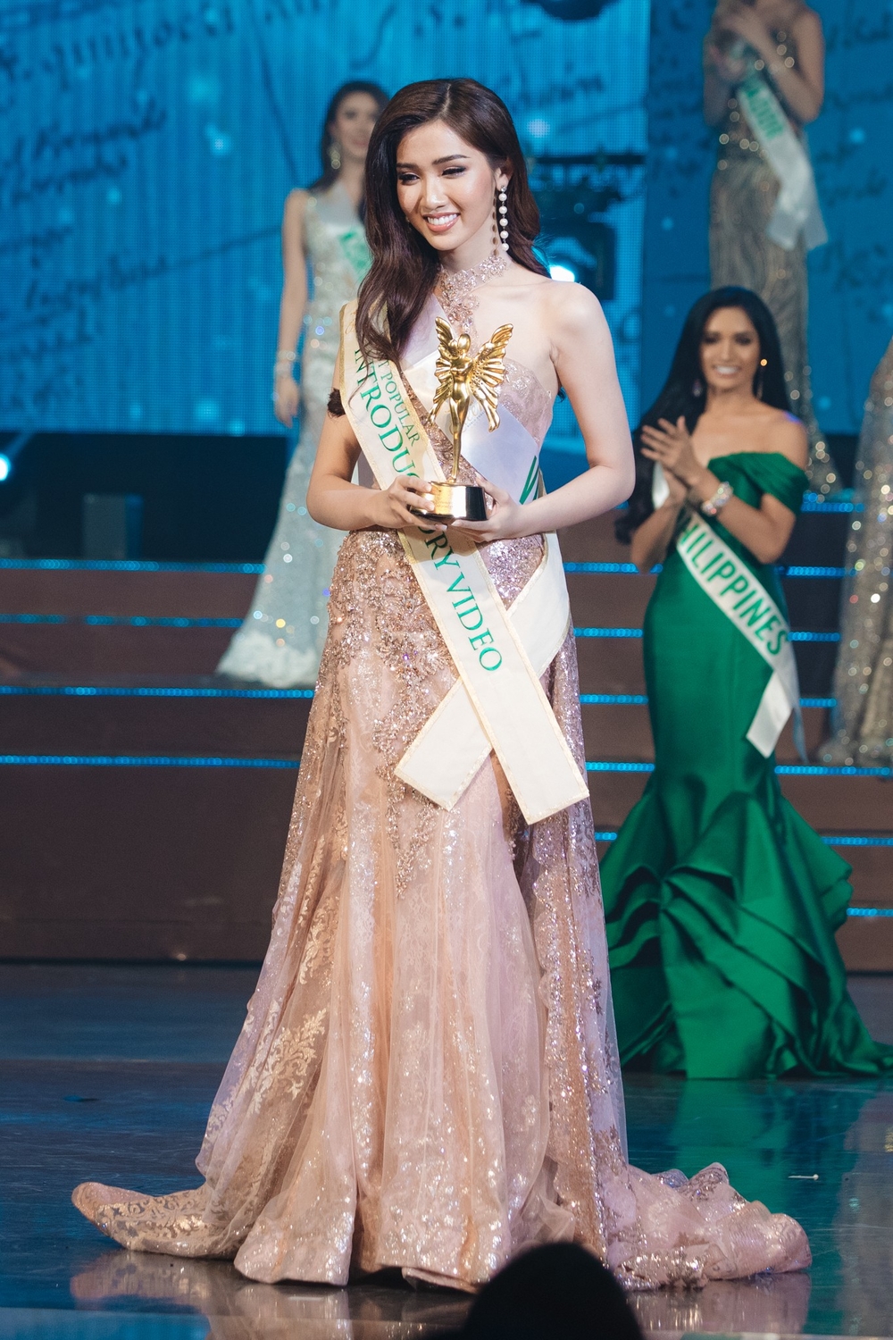 Lộ clip phản cảm, đại diện Mỹ vẫn đăng quang Hoa hậu Chuyển giới Quốc tế 2019