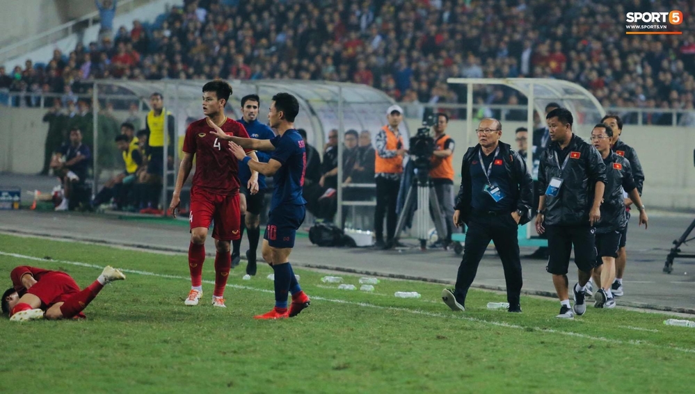 Cầu thủ Thái Lan ăn thẻ đỏ vì đấm thẳng mặt Đình Trọng, biểu cảm của thầy Park gây chú ý
