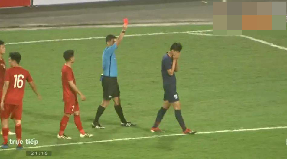 
Cầu thủ Thái Lan nhận thẻ đỏ sau pha phạm lỗi với Đình Trọng.