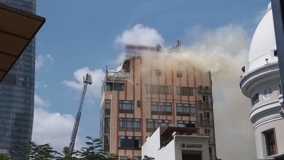 Toà nhà gần phố đi bộ Nguyễn Huệ đang bốc cháy dữ dội, khói cao chục mét, người dân la hét bỏ chạy