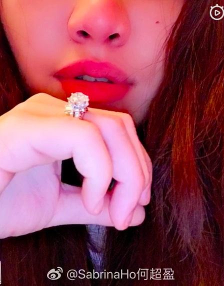
Chiếc nhẫn kim cương cỡ khủng mà Hà Siêu Doanh nhận được.