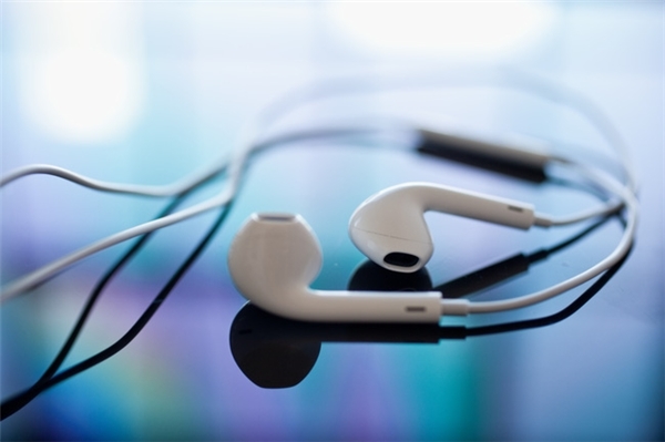 
Các bác sĩ khuyên mọi người không nên sử dụng tai nghe trong thời gian quá lâu để bảo vệ đôi tai của mình 