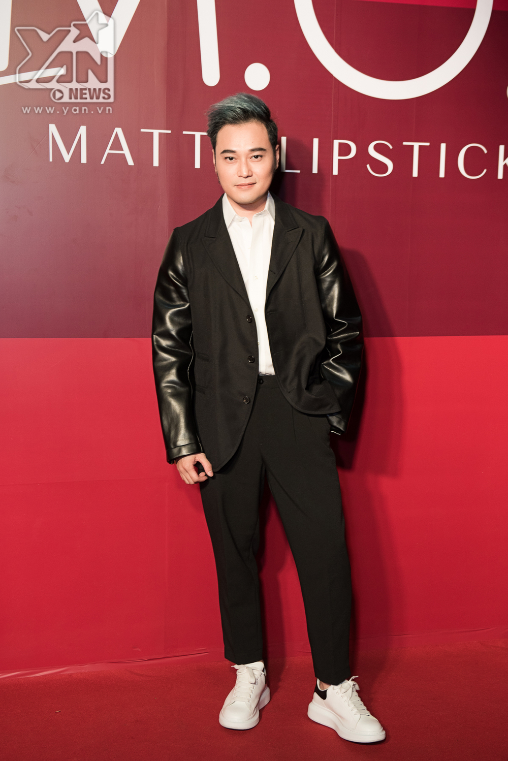 
Nam ca sĩ Quang Vinh diện đồ cực bảnh với bộ suit cùng giày thể thao vô cùng trẻ trung.