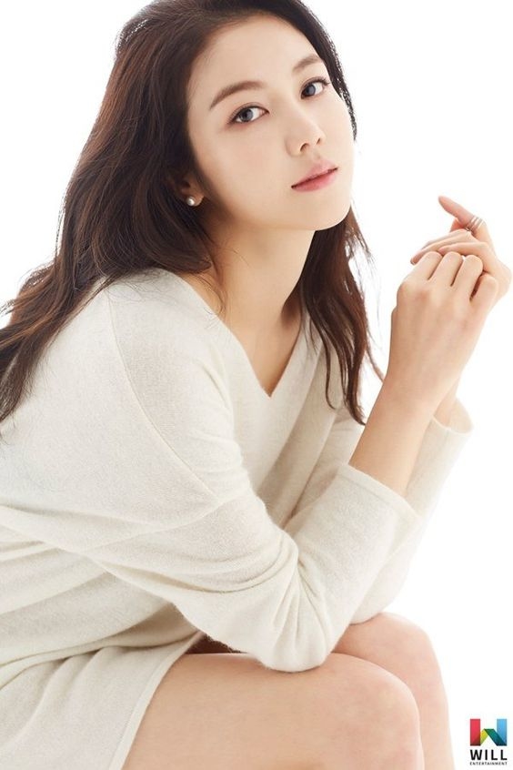 
Kim Ok Bin sinh năm 1987, vào nghề từ năm 2004. Tới nay, cô đã tham gia nhiều phim điện ảnh và truyền hình. Với người hâm mộ Việt, cô nàng vốn không phải là cái tên quá xa lạ nhưng so với tên tuổi của Song Hye Kyo thì khoảng cách vẫn còn rất xa.