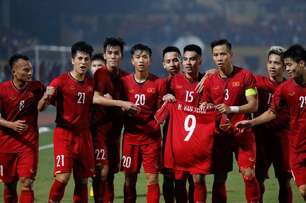 

ĐT Việt Nam ăn mừng bàn thắng với chiếc áo của tiền đạo Văn Toàn tại AFF Cup 2018. Ảnh: Đ.Đ