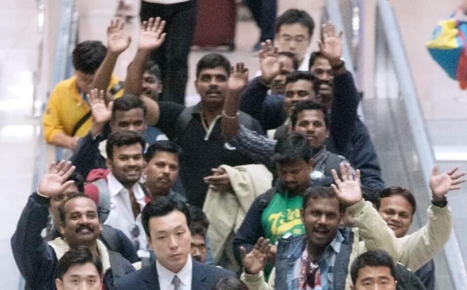 Fan đón IU nhưng khách nước ngoài tưởng dân Hàn hiếu khách nên nhiệt tình vẫy tay 