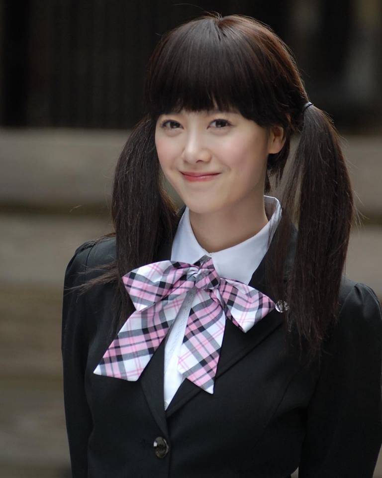 
Goo Hye Sun mặc lại trang phục học sinh.