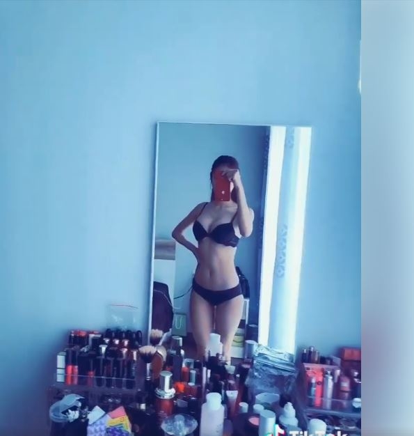 
Sau loạt scandal với vợ cũ của chồng, Linh Chi tự tin diện bikini và pose dáng ưỡn ẹo trước gương, khoe body cực nóng bỏng.
