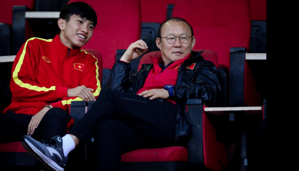 
HLV Park Hang-seo đặt niềm tin vào lứa trẻ của Quang Hải, Văn Hậu (áo đỏ) tại vòng loại U23 Châu Á 2020 tắp tới. Ảnh: Minh Chiến.