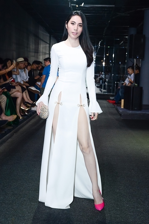 
Thủy Tiên là một trong những người đầu tiên lăng xê mẫu váy này trong showbiz Việt. Thời điểm đó, cô bị nhiều khán giả ném đá là "phản cảm".