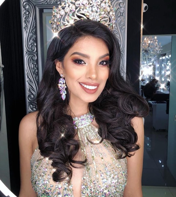 
Dù khẳng định sẽ không trao trả vương miện và nhờ luật sư can thiệp để bảo vệ quyền lợi cũng như danh hiệu Miss Peru nhưng cô nàng Anyella Grados buộc phải kết thúc chuỗi ngày làm Hoa hậu với kết cục chẳng ai mong muốn.​
