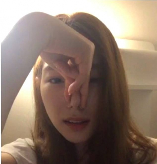 
Fan chê Taeyeon khi hát mũi to, cô nàng đã có hành động vừa bịt mũi vừa hát siêu ngầu.