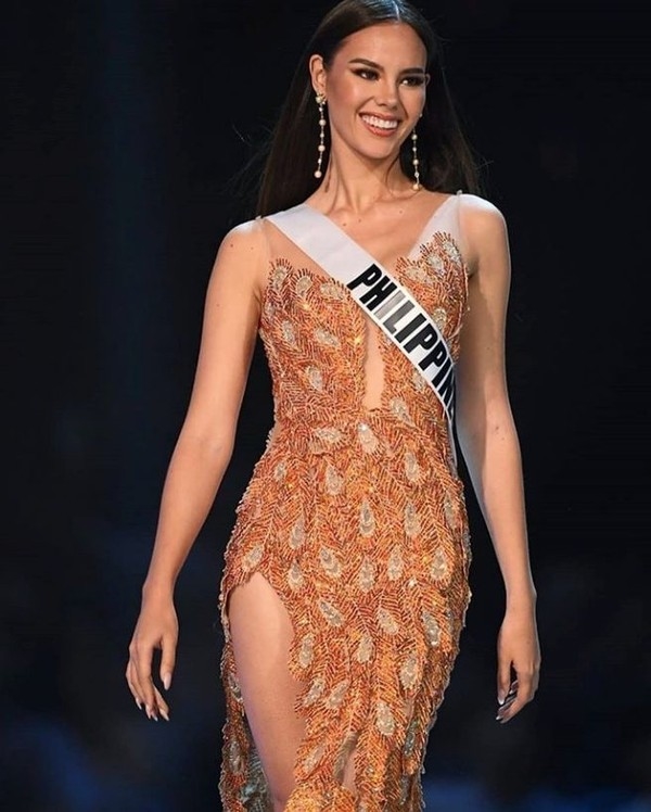 
Ở đêm bán kết Miss Universe 2018, Hoa hậu Catriona Gray đã gây ấn tượng với người hâm mộ quốc tế khi xuất hiện lộng lẫy với thiết kế đặc biệt.