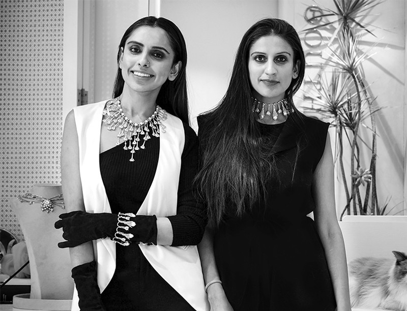 
Kaabia là người đồng sáng lập thương hiệu với người chị gái Sasha (bên phải) của mình