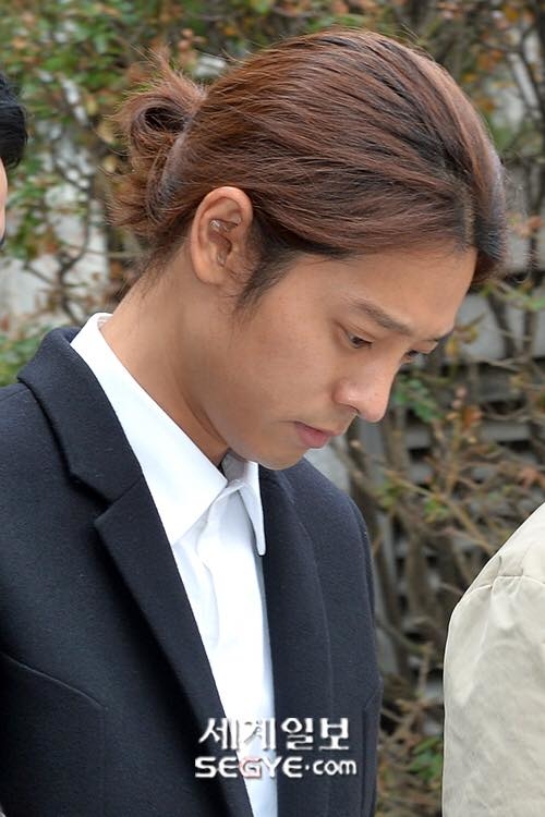 Knet hả hê khi Jung Joon Young bị trói vào đồn cảnh sát chờ lệnh bắt giữ chính thức từ tòa án