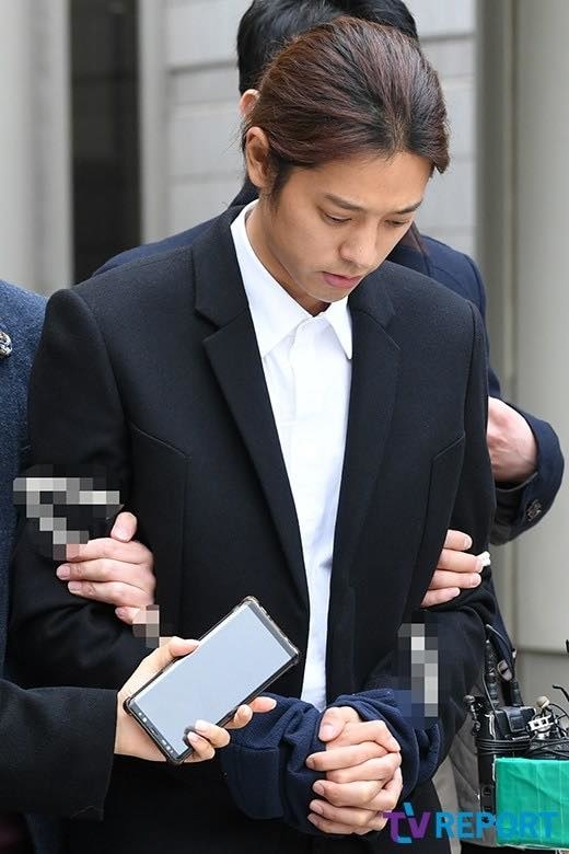 Knet hả hê khi Jung Joon Young bị trói vào đồn cảnh sát chờ lệnh bắt giữ chính thức từ tòa án