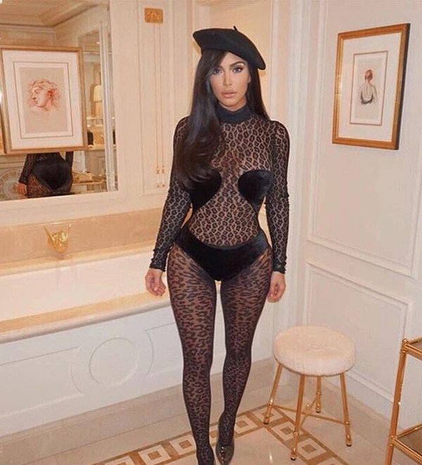 
Trang phục da báo xuyên thấu với thiết kế lạ lùng cùng chi tiết áo ngực và quần lót nhung ở bên ngoài của nàng Kim.