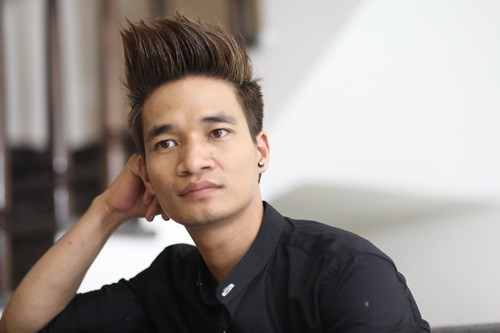 
Lệ Rơi tên thật là Nguyễn Đức Hậu, sinh năm 1987. Anh nổi tiếng trên cộng đồng mạng từ giữa năm 2014 khi đăng tải một loạt clip hát cover quay trong phòng ngủ.