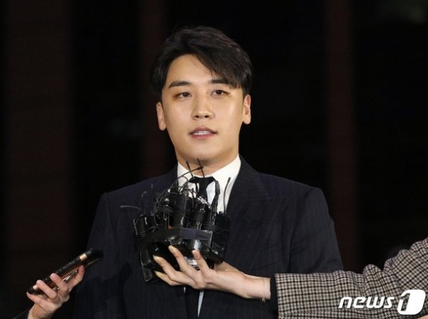 
Trước một loạt lùm xùm, Seungri bị fan Hàn Quốc yêu cầu rút khỏi BIGBANG.